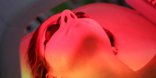 Qu'est-ce que la luminothérapie et comment agit-elle sur la peau ?
