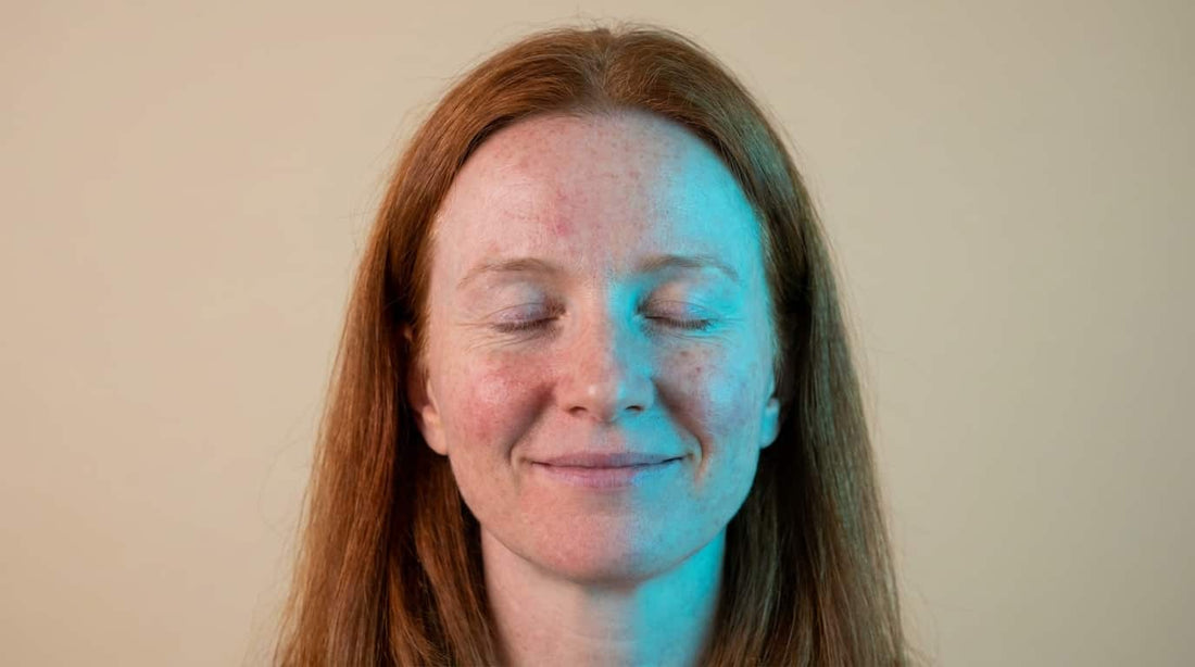 Luminothérapie Cyan : Apaiser les Rougeurs et Peaux Sensibles